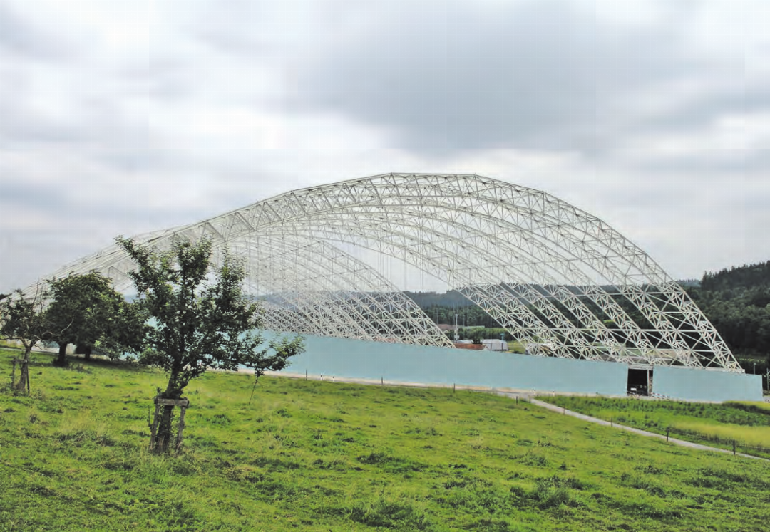 Die Halle wurde zum Wahrzeichen: So sah die Sondermülldeponie lange aus.
(Bild: Wikimedia) Die Halle wurde zum Wahrzeichen: So sah die Sondermülldeponie lange aus.
(Bild: Wikimedia)