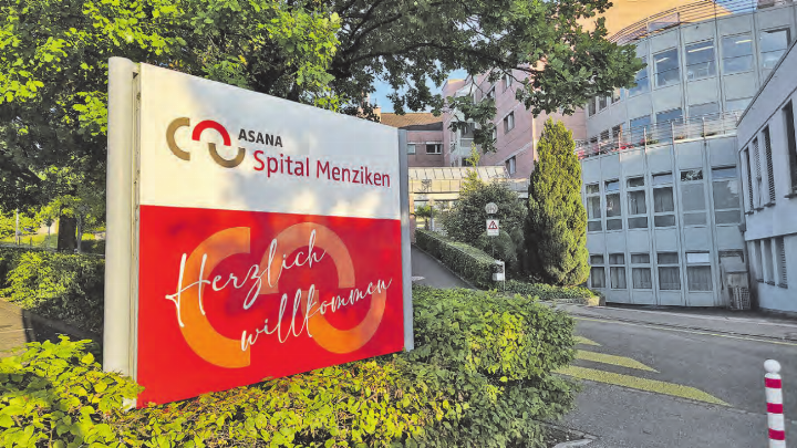 Der Neuanfang kommt: Das Asana Spital Menziken gibt es nicht mehr, aber mit der LUKS Gruppe wurde eine Nachfolgelösung gefunden. (Bild: Melanie Köchli) Der Neuanfang kommt: Das Asana Spital Menziken gibt es nicht mehr, aber mit der LUKS Gruppe wurde eine Nachfolgelösung gefunden. (Bild: Melanie Köchli)