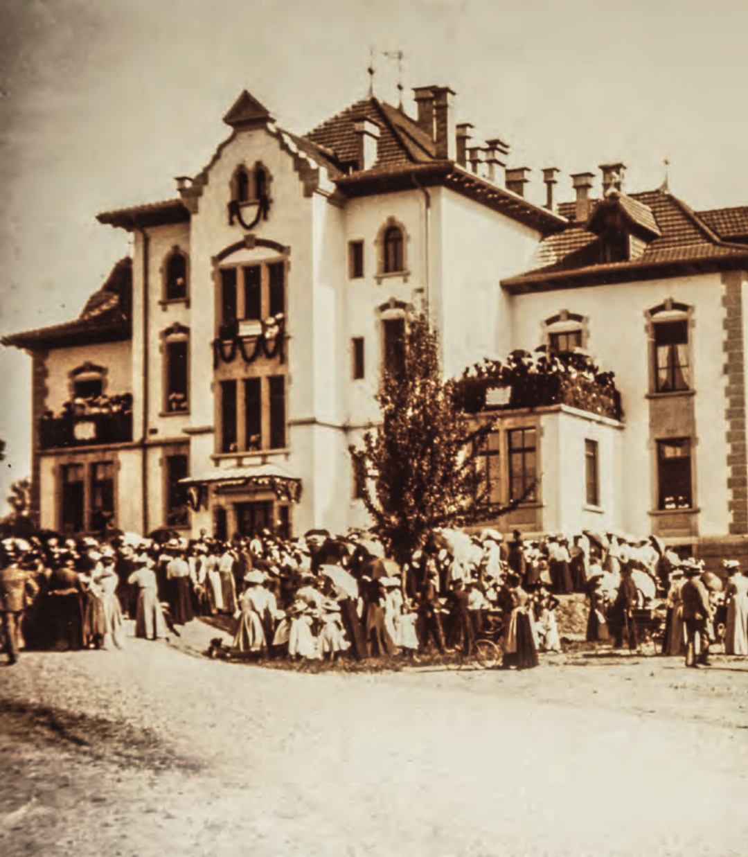 Die Einweihungsfeier im August 1902 wurde rege besucht. Sie bedeutete den Anfang des Spitals Menziken. Die Einweihungsfeier im August 1902 wurde rege besucht. Sie bedeutete den Anfang des Spitals Menziken.