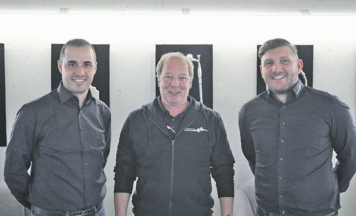 Die Zukunft ist gesichert: Menur Murati (links) und Raphael Frank (rechts) übernehmen den Betrieb von Urs Weber (Mitte). Urs Weber steht den neuen Inhabern unterstützend zur Seite. (Bild: Melanie Köchli) Die Zukunft ist gesichert: Menur Murati (links) und Raphael Frank (rechts) übernehmen den Betrieb von Urs Weber (Mitte). Urs Weber steht den neuen Inhabern unterstützend zur Seite. (Bild: Melanie Köchli)