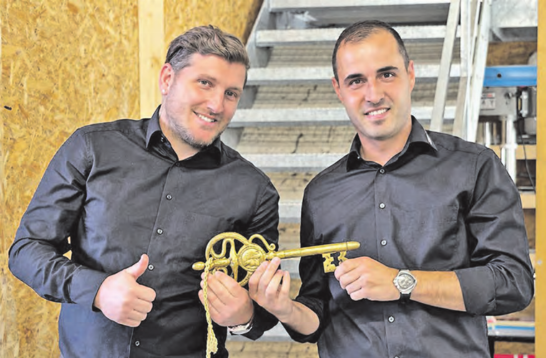 Den Schlüssel in der Hand: Raphael Frank und Menur Murati freuen sich auf ihre neue Aufgabe. (Bild: zVg.) Den Schlüssel in der Hand: Raphael Frank und Menur Murati freuen sich auf ihre neue Aufgabe. (Bild: zVg.)