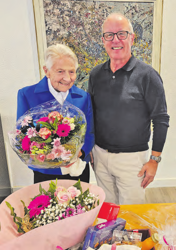 Johanna Ernst bekam von Gemeindeammann Jules Giger Besuch, der zum 100. Geburtstag Grüsse im Namen der Bevölkerung überbrachte. (Bild: zVg.)