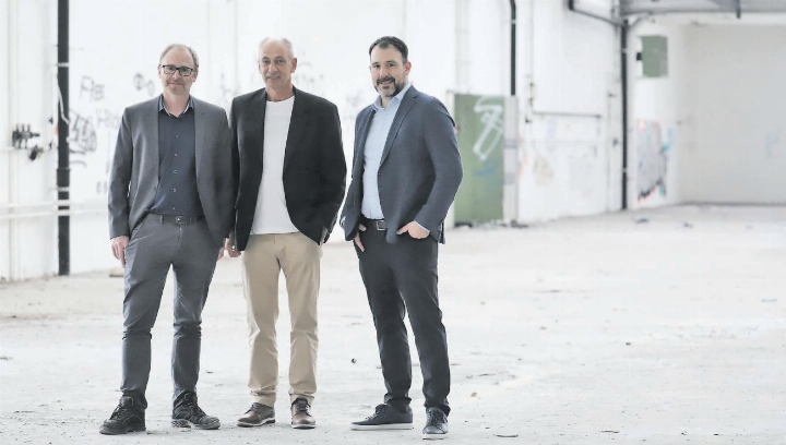 Sie möchten am Standort der Produktionshalle Neues entstehen lassen. Menzikens Gemeinderat Jörg Stalder (Mitte) und als Vertreter der Steiner Developement AG, Projektleiter Stephan Dau (l.) und der operative Leiter Cristian Noya. (Bilder: Remo Conoci)
