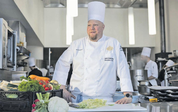 Spitzenkoch Gero Porstein vom Waldhaus Sils ist Gastkoch im Restaurant zum Schneggen.