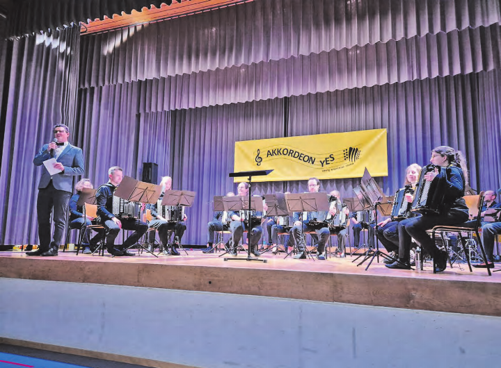 Das Akkordeon Yes und Moderator Manuel Burkhard wissen, wie man gute Stimmung verbreitet. (Bild: zVg.)