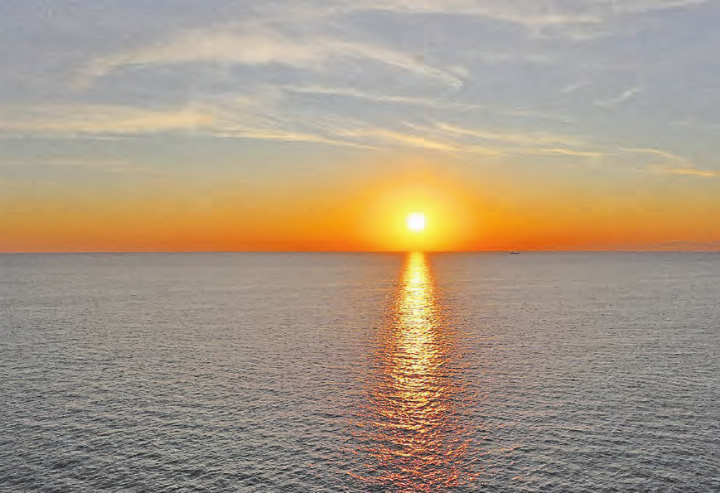 Sonnenaufgang über dem Mittelmeer – viel Raum und Zeit, die Gedanken schweifen zu lassen und den Horizont zu erweitern. (Bilder: zVg.) Sonnenaufgang über dem Mittelmeer – viel Raum und Zeit, die Gedanken schweifen zu lassen und den Horizont zu erweitern. (Bilder: zVg.)