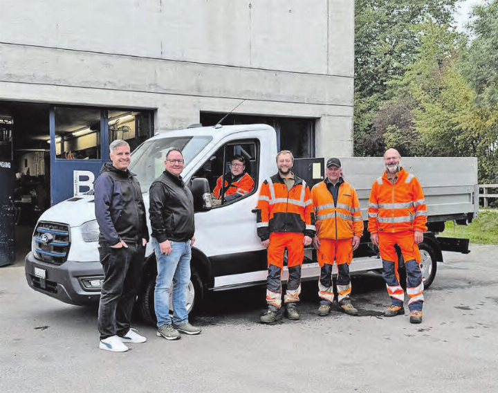 Feierliche Übernahme: (v.l.) Gemeindepräsident Andreas Urech, Patrick Brugger von der Garage Lüscher sowie die Mitarbeiter der Technischen Betriebe Muhen, Reto Urech, Oliver Wallimann, Ueli Hunziker und Roland Lüthi. (Bild: zVg.)